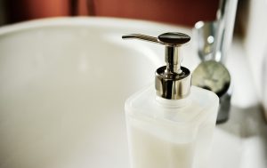 Na rynku dostępne są różne rodzaje mydeł w płynie, np. antybakteryjne, głęboko nawilżające czy odżywcze. Poza wyrobami pochodzącymi z produkcji masowej, można wybrać również mydła w płynie wytwarzane w manufakturach, najczęściej ekologiczne, bazujące na składnikach naturalnych. Jak i kiedy powstało mydło w płynie? Historia mydła w płynie sięga XIX wieku. W 1865 r. niejaki William Shepphard opatentował płynną wersję wyrobu produkowanego dotąd wyłącznie w kostkach. Niebawem rozpoczęto produkcję mydła w płynie na skalę przemysłową. Pierwszym produktem tego typu był balsam do rąk 